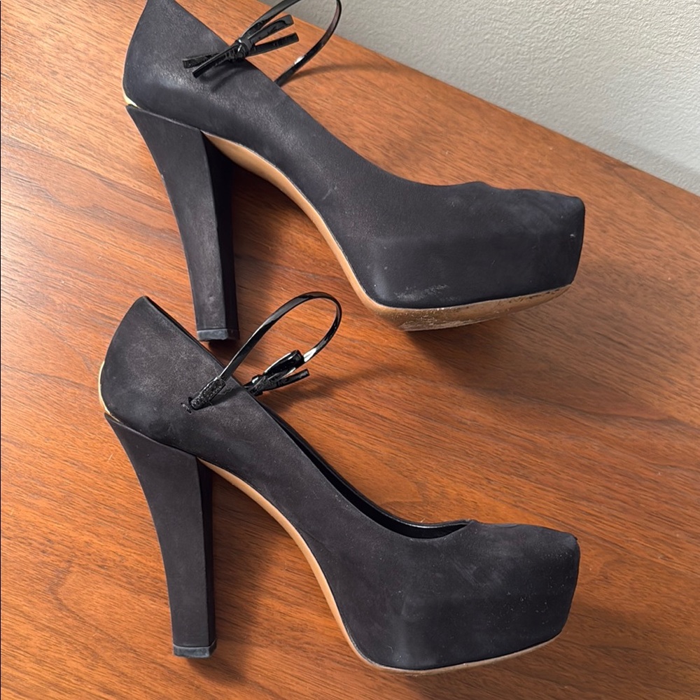 Louis Vuitton Black Heels with Platform and Rounded Toe - Picture 5 of 7